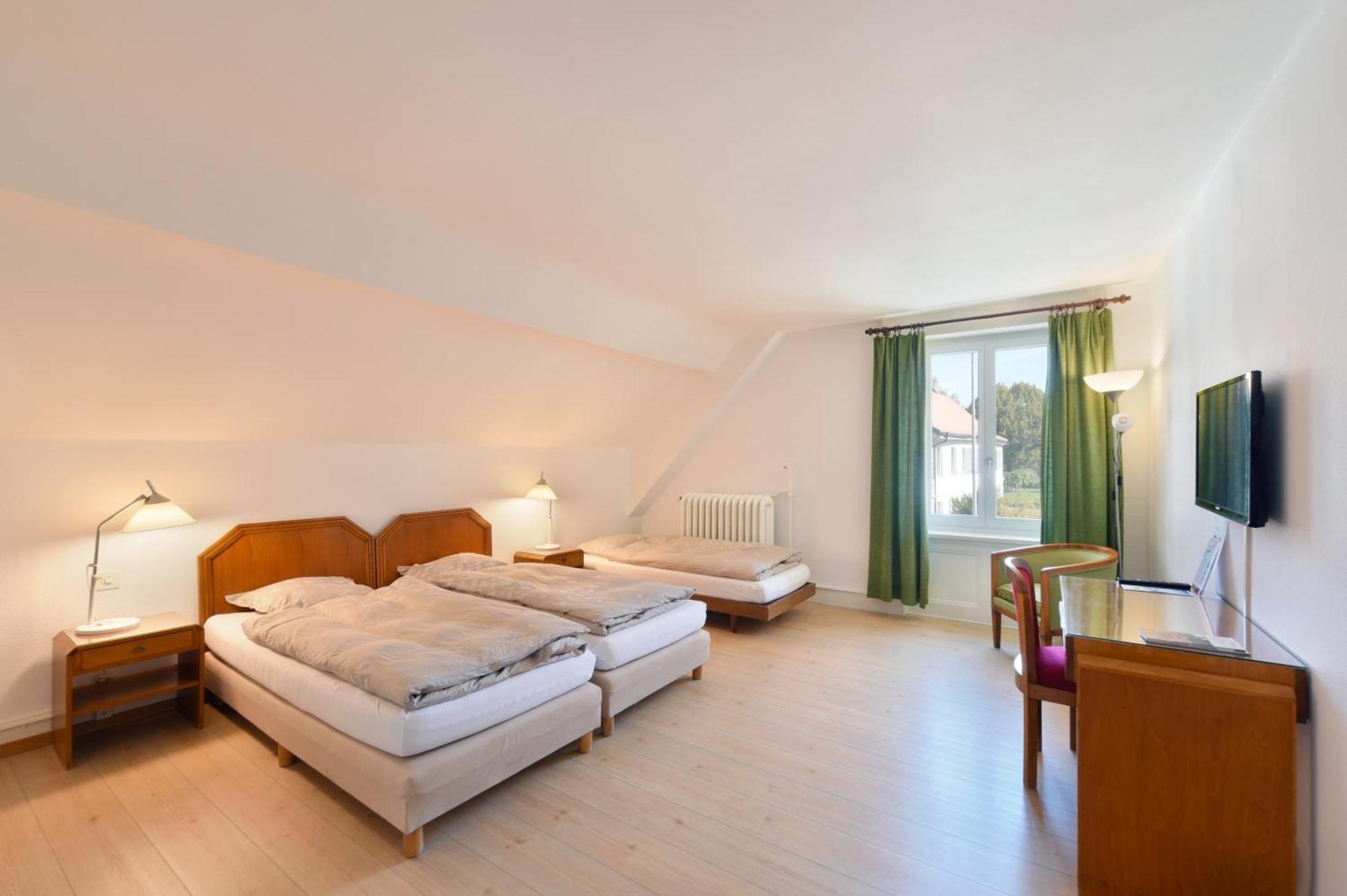 Hotel De L'Aigle Couvet Phòng bức ảnh