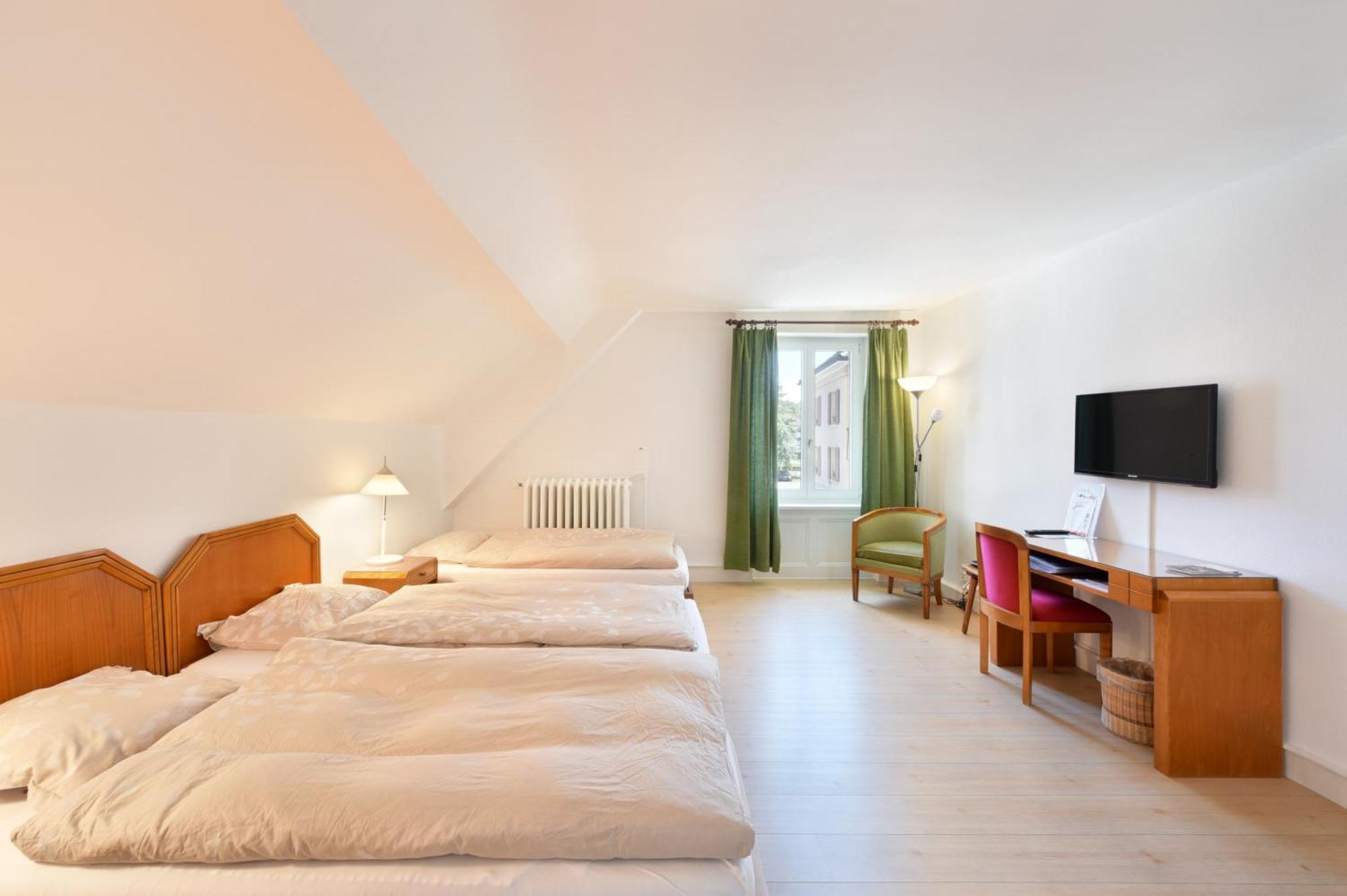 Hotel De L'Aigle Couvet Phòng bức ảnh