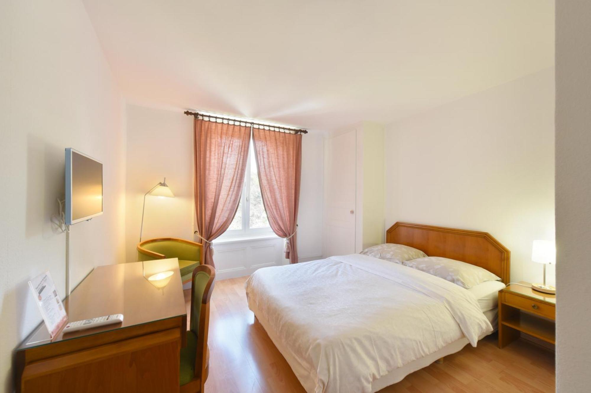 Hotel De L'Aigle Couvet Phòng bức ảnh