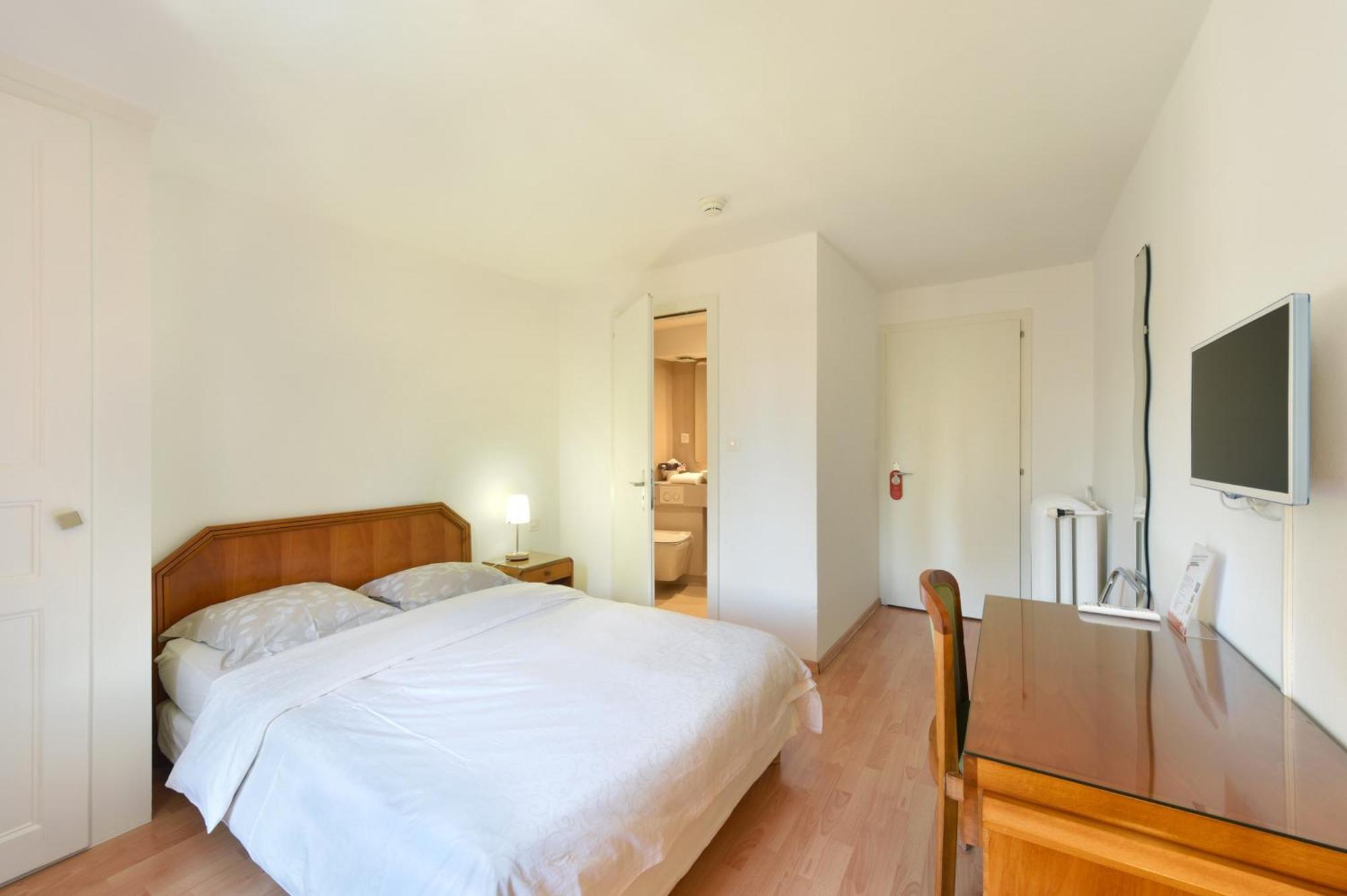 Hotel De L'Aigle Couvet Phòng bức ảnh
