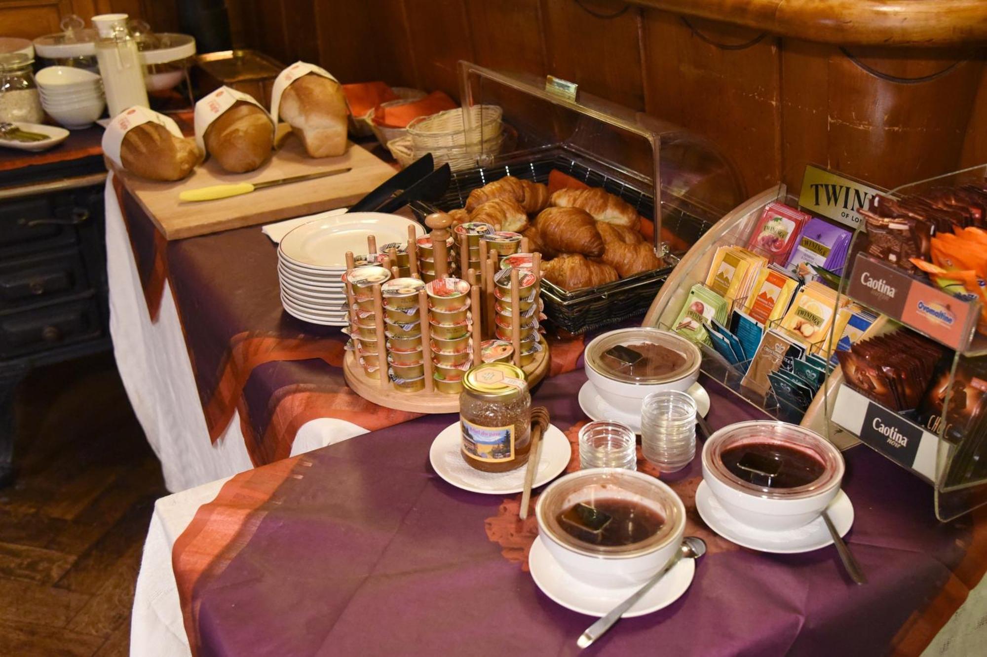 Hotel De L'Aigle Couvet Ngoại thất bức ảnh