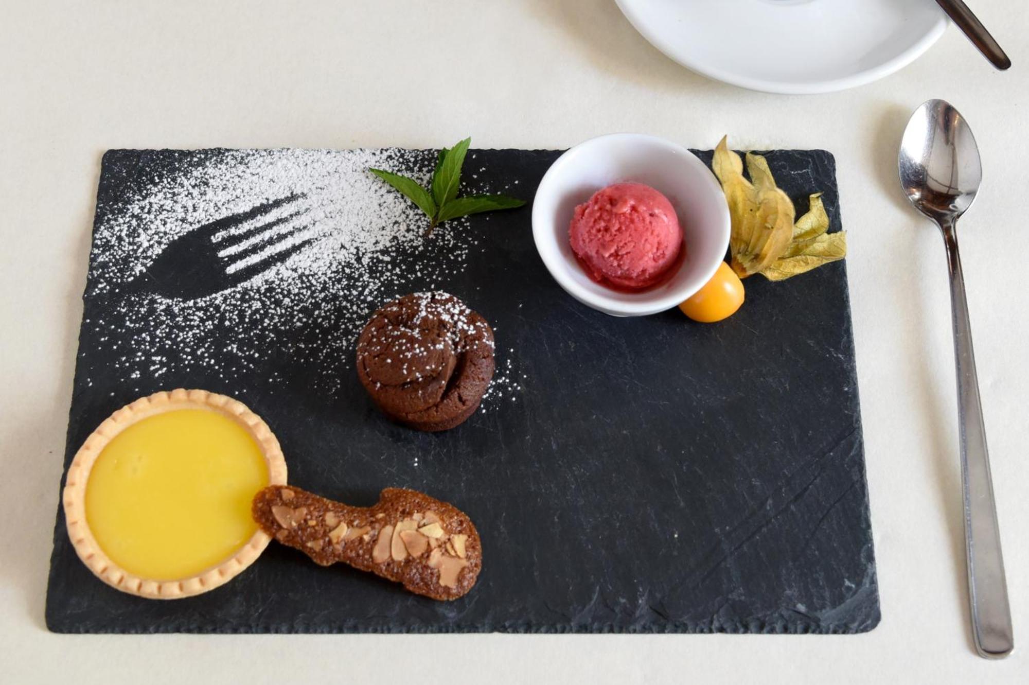 Hotel De L'Aigle Couvet Ngoại thất bức ảnh